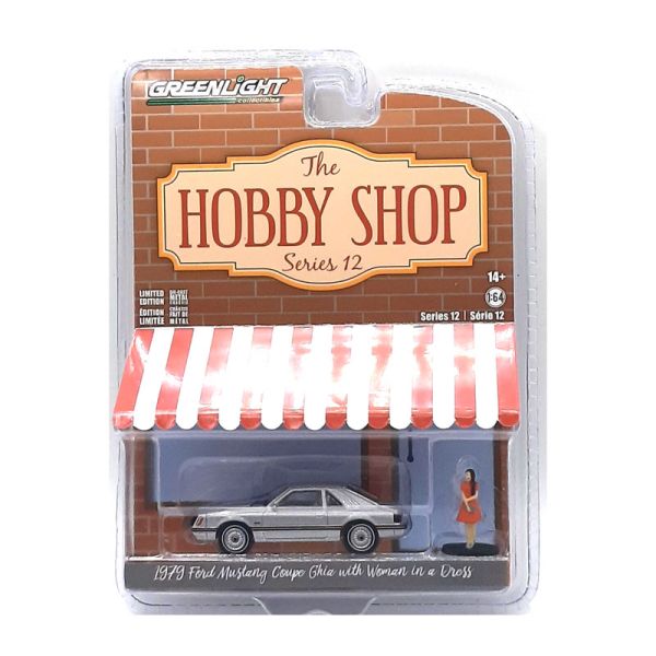 Greenlight 97120-B Ford Mustang Coupe Ghia 1979 silber mit Figur - The Hobby Shop 12 Maßstab 1:64 Mo