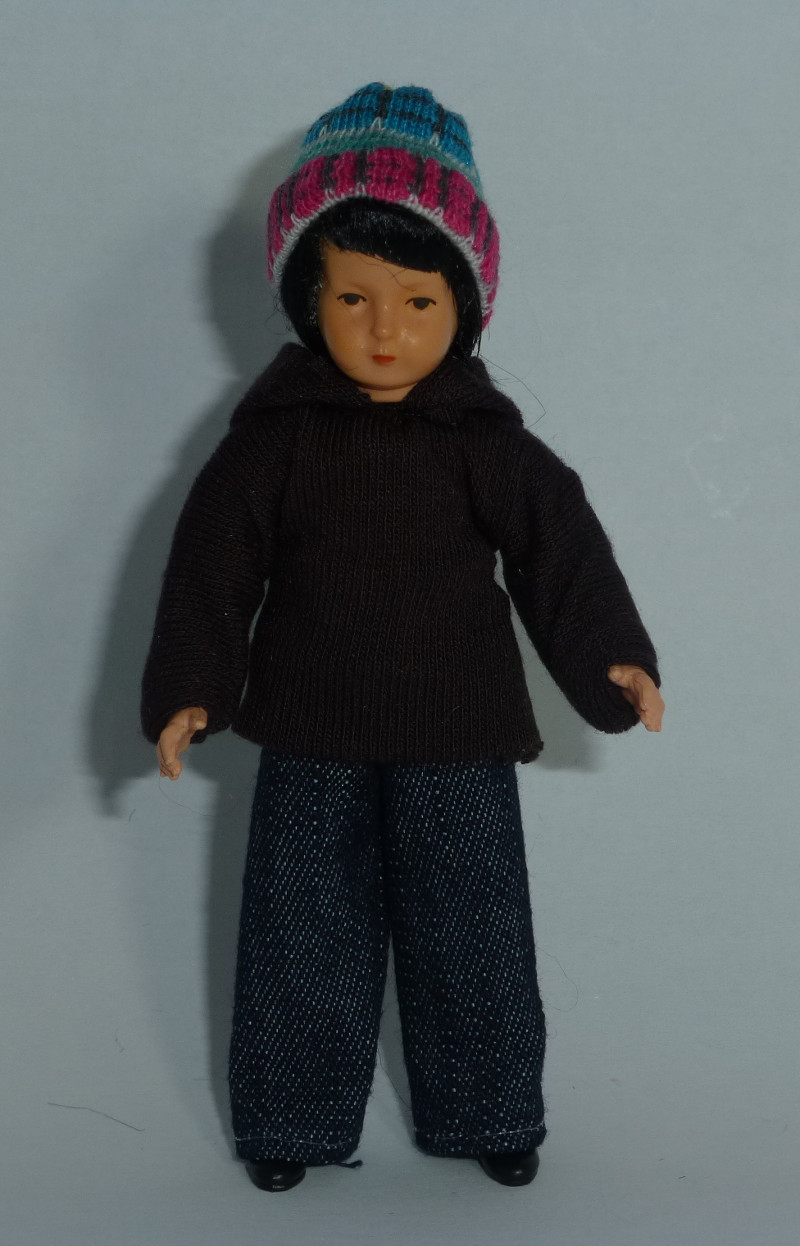 Caco 3004200 Puppe "Junge" 8 cm mit Skateboard Biegepuppe 1:12 Puppenhaus NEU # 