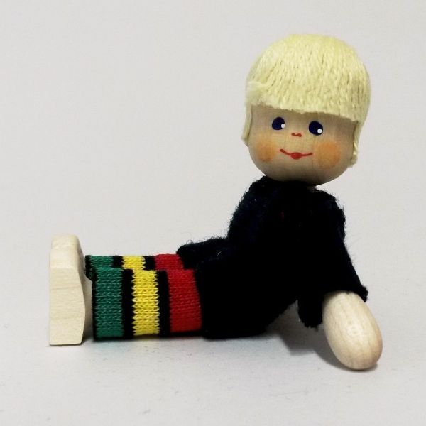 Anne Krebs 151-0 Puppe Junge, Pullover schwarz, Hose bunt, Haare blond 1:12 für Puppenhaus Holz