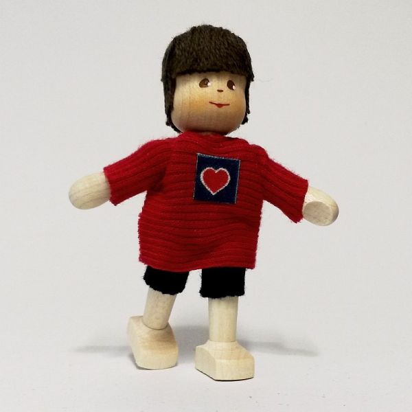 Anne Krebs 155-1 Puppe Junge, Shirt mit Herz rot, Haare braun 1:12 für Puppenhaus Holz