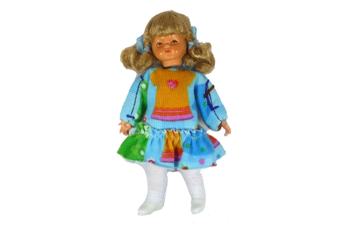 Caco 1074400 Puppe „Mädchen mit buntem Kleid“ 7 cm Biegepuppe 1:12 Puppenhaus