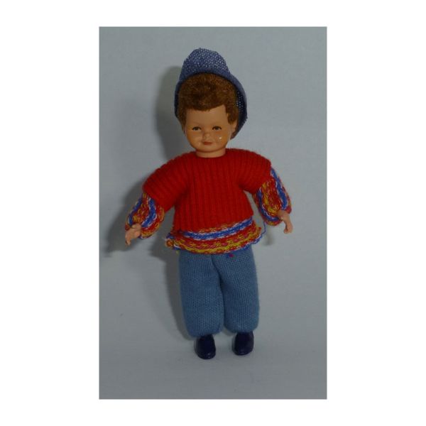 Caco 2076000 Puppe "Junge mit Sportdress und Kappe" 7 cm Biegepuppe 1:12 Puppenhaus