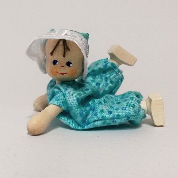 Anne Krebs 109-1 Puppe Baby, Strampelanzug blau 1:12 für Puppenhaus Holz