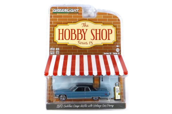 Greenlight 97130-A Cadillac Coupe DeVille hellblau 1972 - The Hobby Shop 13 Maßstab 1:64 Modellauto