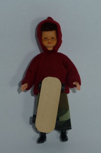 Caco 3004200 Puppe &quot;Junge&quot; 8 cm mit Skateboard Biegepuppe 1:12 Puppenhaus