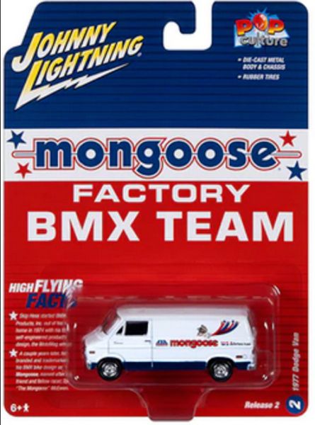 Johnny Lightning JLPC012-2 Dodge Van "Mongoose" weiss 1977 - Pop Culture 2023 R2 Maßstab 1:64 Modell