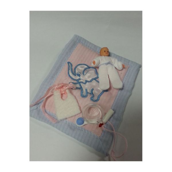 Caco 13409500 Puppe Baby auf Decke mit Zubehör 1:12 für Puppenhaus