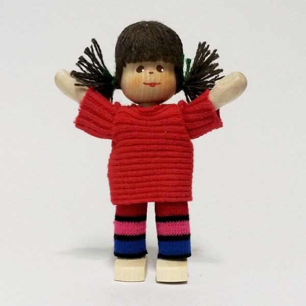 Anne Krebs 150-2 Puppe Mädchen, Pullover rot, Haare braun 1:12 für Puppenhaus Holz