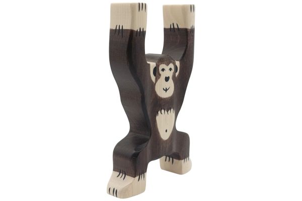 Holztiger Schimpanse stehend